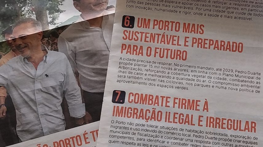 Propaganda de combate à imigração considerada irregular do candidato do Porto, Pedro Duarte, à esquerda na foto com o premier Luís Montenegro (Foto: Reprodução)