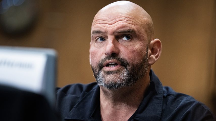 Senador John Fetterman, D-Pa., é o autor principal de um projeto de lei que exigiria que comerciantes de arte e casas de leilão seguissem regulamentos de combate à lavagem de dinheiro. (Foto: Tom Williams/CQ-Roll Call, Inc via Getty Images)