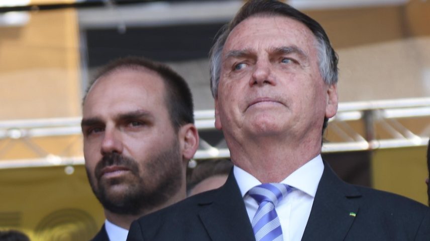 Eduardo e Jair Bolsonaro em cerimônia de aniversário da Rota, em SP (Foto: TOMZÉ FONSECA/FUTURA PRESS/ESTADÃO CONTEÚDO)