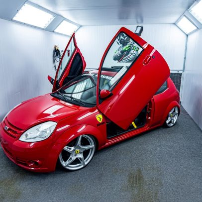 Empresário transforma Ford Ka em 'Ferrari' com símbolo inusitado de jumento