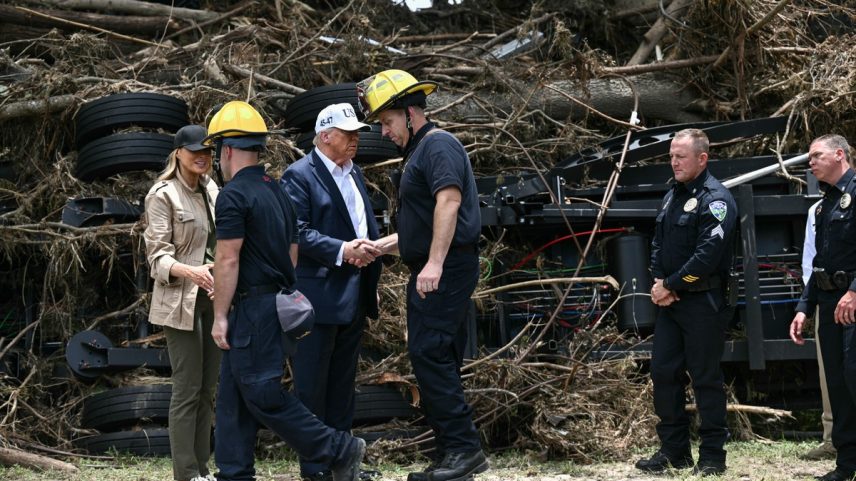 Donald Trump e a primeira-dama cumprimentam socorristas perto do Rio Guadalupe (Foto: Brendan Smialowski / AFP)