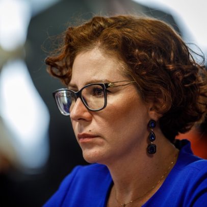 Recesso parlamentar dá fôlego a Zambelli, que permanece foragida no exterior