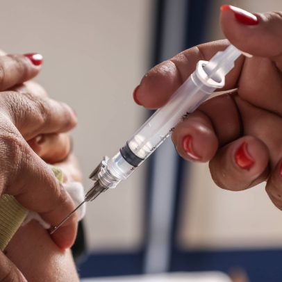 Vacinas do SUS contra gripe e Covid-19 diminuem risco de infarto e AVC