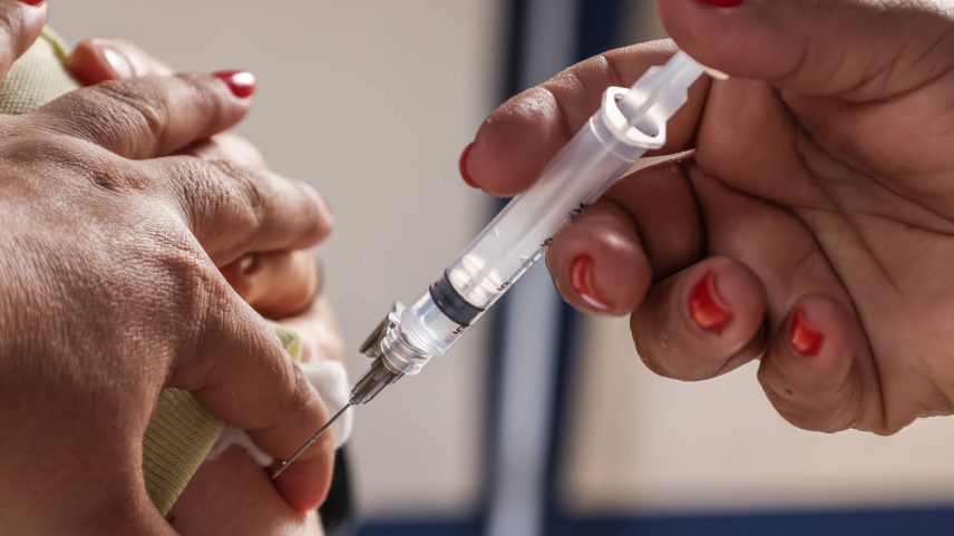 Início da campanha de vacinação contra a gripe na cidade de São Paulo em 2025; vacinas também reduzem risco de doenças cardiovasculares - 28.mar.25 (Foto: Karime Xavier/Folhapress)