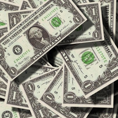 Dólar recua para R$ 5,56 com expectativa de negociações tarifárias com os EUA
