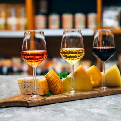 Descubra os 40 vinhos que harmonizam perfeitamente com queijos selecionados