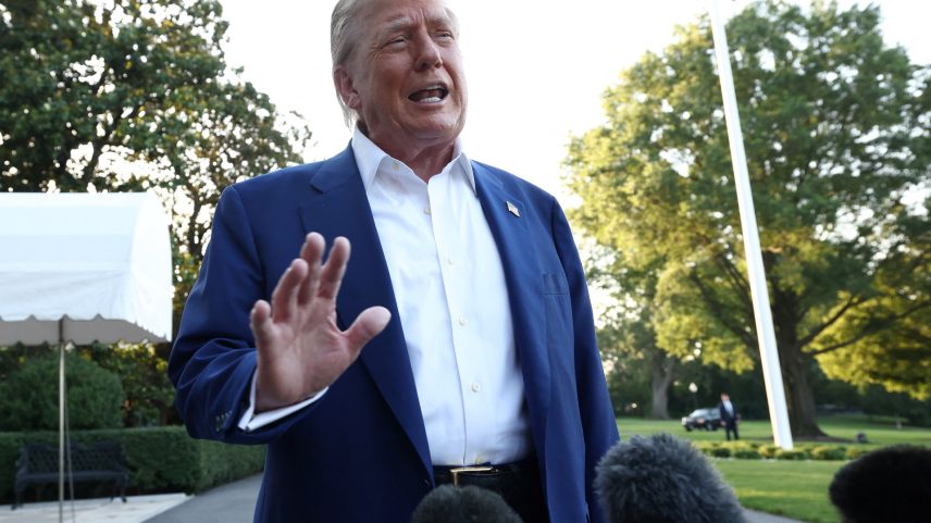 O presidente dos EUA, Donald Trump, fala com a imprensa antes de embarcar no Marine One para participar da Cúpula da OTAN em Haia, Holanda, no gramado sul da Casa Branca, em Washington, D.C., EUA, em 24 de junho de 2025. (Foto: REUTERS/Kevin Lamarque)