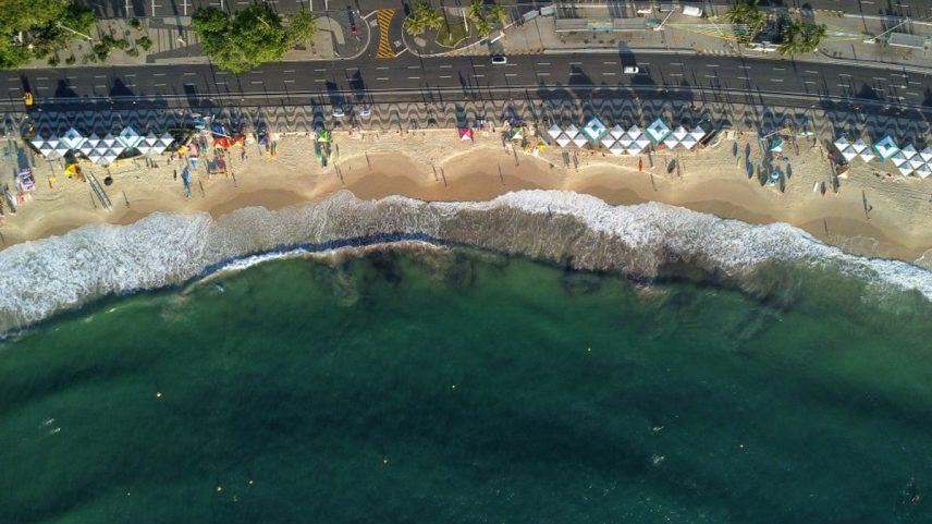 Posto 6, em Copacabana, já menor por estar na extremidade, pode ser um dos primeiros a sumir até 2100 — Foto: Custodio Coimbra