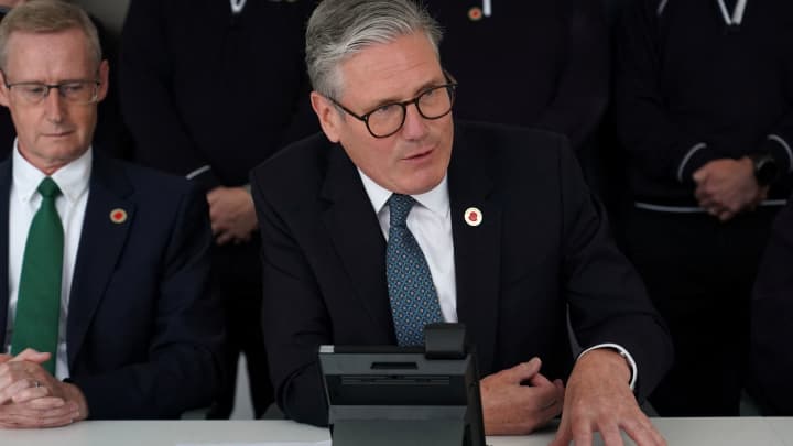 O primeiro-ministro britânico Keir Starmer fala ao telefone com o presidente dos EUA Donald Trump em uma fábrica de automóveis nas West Midlands, Grã-Bretanha, quinta-feira, 8 de maio de 2025. (Foto: Alberto Pezzali | Via Reuters)