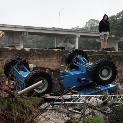 Rio do Texas sobe e inunda casas, deixando moradores em situação de emergência