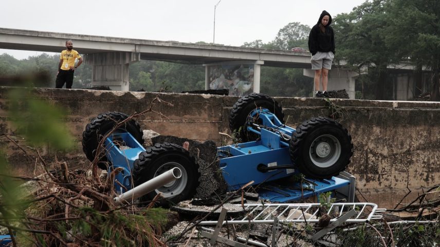Um veículo de construção entre os destroços da inundação do rio Guadalupe em Kerrville, Texas. (Foto: DUSTIN SAFRANEK - EFE)