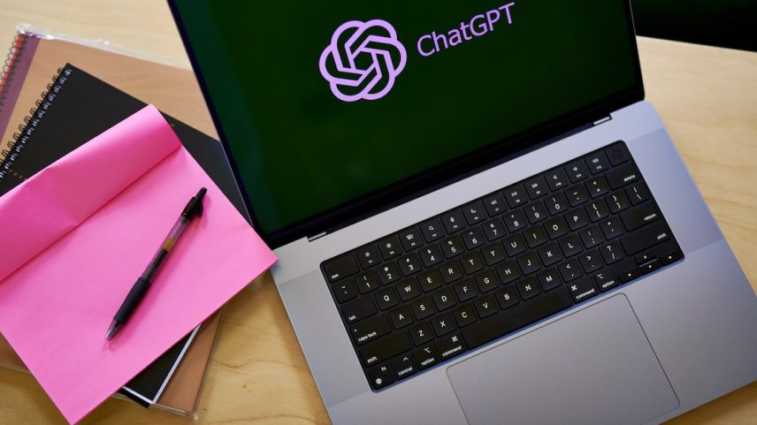 Estudos mostram que profissionais que usam o ChatGPT para realizar tarefas podem perder habilidades de pensamento crítico e motivação (Foto: Bloomberg/Gabby Jones)