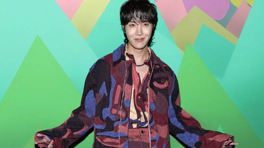 j-hope do BTS participou da segunda noite da turnê WORLD TOUR DEADLINE do BLACKPINK, conforme capturado em vídeos compartilhados pela Billboard Korea. (Foto: Billboard Korea)