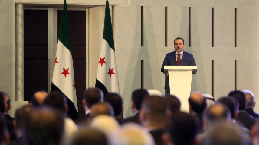 Ministro interino das relações exteriores da Síria, Asaad al-Shaibani, discursa em Damasco (Foto: BAKR ALKASEM / AFP)