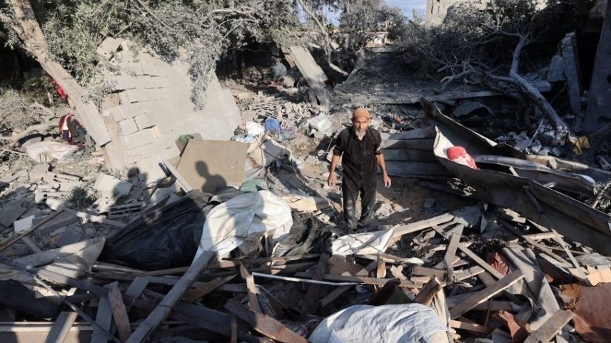 Um homem palestino verifica os danos causados por um ataque israelense noturno que atingiu Nuseirat, no centro da Faixa de Gaza (Foto: Eyad BABA / AFP)