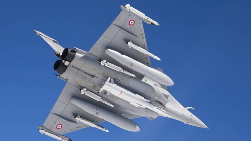 Caça Rafale da Força Aérea Francesa armado com míssil de ataque nuclear ASMPA-R (no centro do avião) e modelos ar-ar (Foto: MBDA/Divulgação)