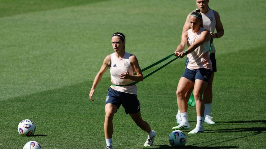 A partir da esquerda, Aitana Bonmatí, Athenea del Castillo e María Méndez, ontem no estádio Wankdorf, em Berna, durante o treinamento da seleção. (Foto: Ana Escobar/EFE)