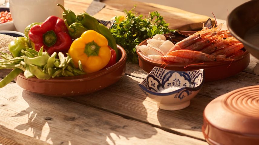 Gambas, mexilhões e verduras prontos para cozinhar (Foto: Flashpop/Getty Images)