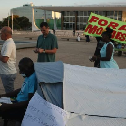 Deputado acampa em ato pró-Bolsonaro e silencia manifestantes na Praça dos Três Poderes