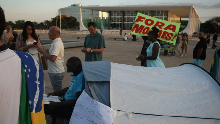 Deputado Hélio Lopes acampado na Praça dos Três Poderes em Brasília (Foto: Rodrigo Silviano / Estadão)