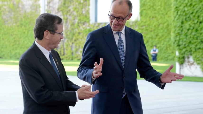 Friedrich Merz e Isaac Herzog, em Berlim em maio. (Foto: Markus Schreiber/AP)