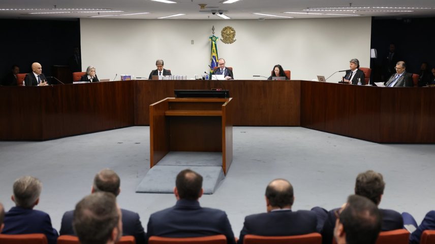 A Primeira Turma do Supremo Tribunal Federal durante julgamento sobre recebimento da denúncia contra o ex-presidente Jair Bolsonaro e aliados por tentativa de golpe (Foto: Antonio Augusto/STF)