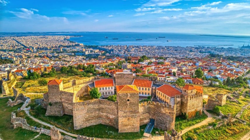 A Universidade de Brasília vai bancar passagens e estadia de uma semana em Thessaloniki, na Grécia, a um professor que falará numa conferência sobre questões conhecidas da nossa polarização (Foto: Divulgação)
