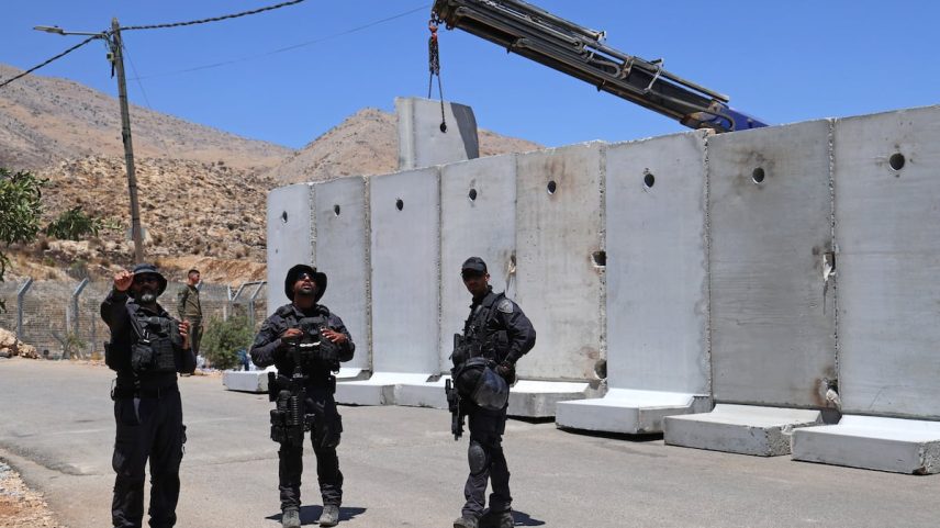 Policiais israelenses, diante do novo muro que está sendo levantado em Majdal Shams, nesta quinta-feira. (Foto: Luis de Vega)
