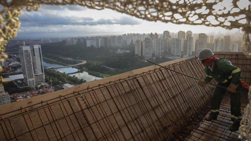 O skyline da maior cidade brasileira vem sendo transformado por obras como a deste arranha-céu no entorno da Marginal do Pinheiros (Foto: Tiago Queiroz/Estadão)