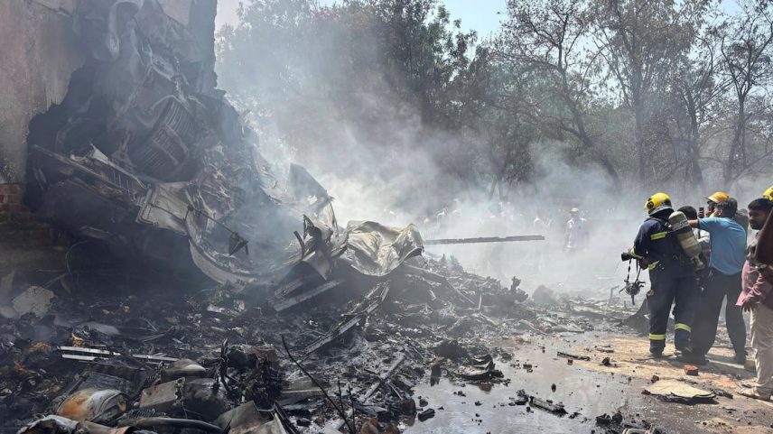 Bombeiros trabalham no local de um avião que caiu na cidade de Ahmedabad, no noroeste da Índia (Foto: Ajit Solanki/AP)