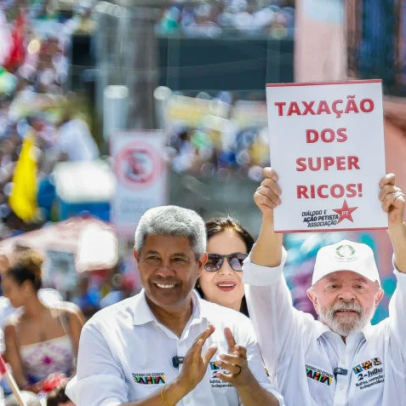 Lula defende taxação dos super-ricos em ato com cartaz da 'Taxação BBB'