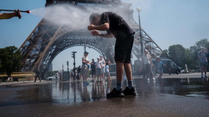 Paris foi uma das cidades castigadas pela alta de temperaturas no verão europeu de 2025. (Foto: DIMITAR DILKOFF/AFP)