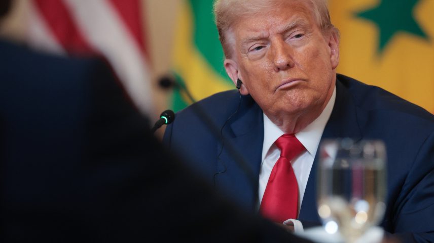 O presidente dos EUA, Donald Trump, ouve os discursos de líderes africanos durante um almoço multilateral no Salão de Jantar de Estado da Casa Branca, em 9 de julho de 2025, em Washington, DC (Foto: WIN MCNAMEE/Getty Images via AFP)