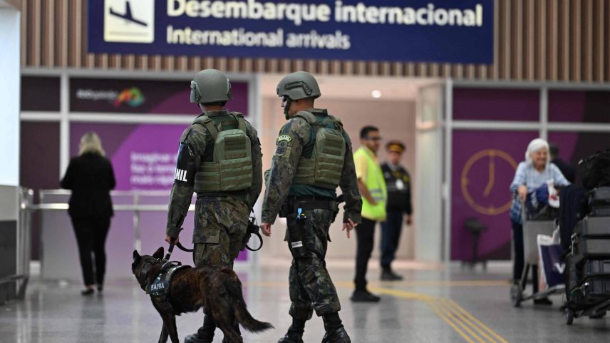 Militares patrulham aeroporto internacional do Galeão, no Rio de Janeiro (Foto: Mauro Pimentel - 9.nov.23/AFP)