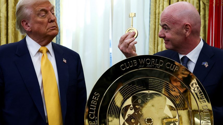 O presidente da FIFA, Gianni Infantino, segura a chave do troféu da Copa do Mundo de Clubes da FIFA ao lado do presidente dos EUA, Donald Trump, no Salão Oval da Casa Branca em Washington, D.C., EUA, 7 de março de 2025. (Foto: REUTERS/Evelyn Hockstein)