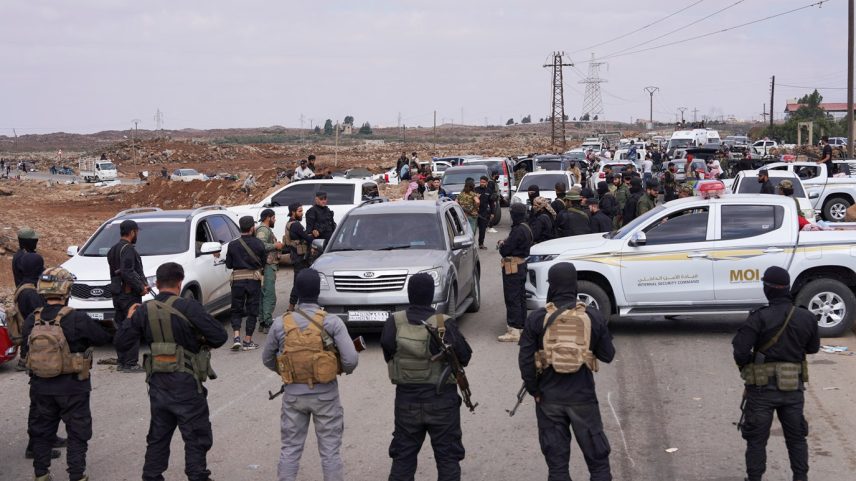 Membros das forças de segurança mantêm posição em posto de controle em Sweida, na Síria (Foto: REUTERS/Karam al-Masri)