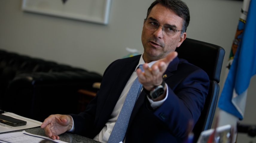 Flávio Bolsonaro em seu gabinete no Senado Federal, em Brasília (Foto: Brenno Carvalho / Agência O Globo)