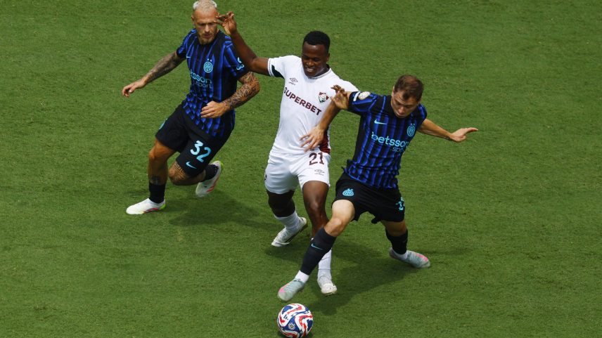 Arias, do Fluminense, é cercado por Dimarco e Barella, da Inter; clube brasileiro jogou mais do que o italiano neste ano e também desde agosto de 2024 (Foto: Susana Vera - 30.jun.25/Reuters)