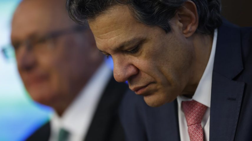 O ministro da Fazenda, Fernando Haddad (à frente), disse que o país tem várias medidas para responder ao tarifaço de Trump, mas que espera haver solução antes de implementar alguma delas (Foto: Wilton Junior/Estadão)