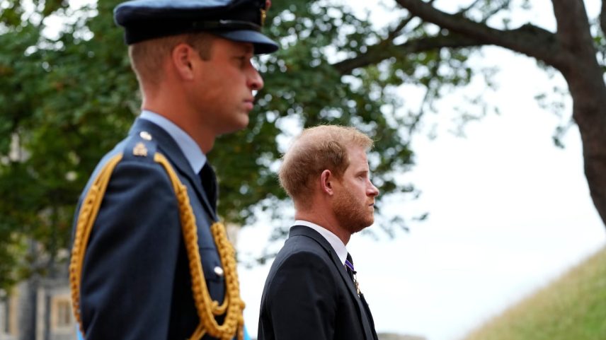 Os príncipes Henrique e Guillermo, durante o cortejo fúnebre da rainha Isabel II, em 19 de setembro de 2022 em Windsor, Inglaterra. (Foto: WPA Pool/Getty Images)