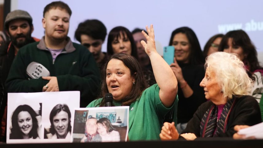 Adriana Metz e Estela de Carlotto, presidenta de Abuelas de Plaza de Mayo, este lunes. (Foto: Natacha Pisarenko/AP)