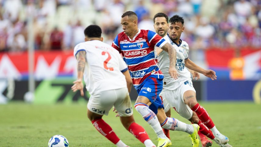 Jogadores de Fortaleza e Bahia em ação no Brasileirão (Foto: Baggio Rodrigues/Agif)