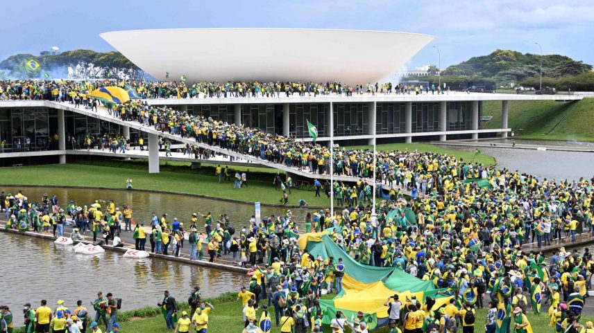Débora Rodrigues dos Santos ao pichar a estátua da Justiça, na praça dos Três Poderes (Foto: Gabriela Biló - 8.jan.23/Folhapress)