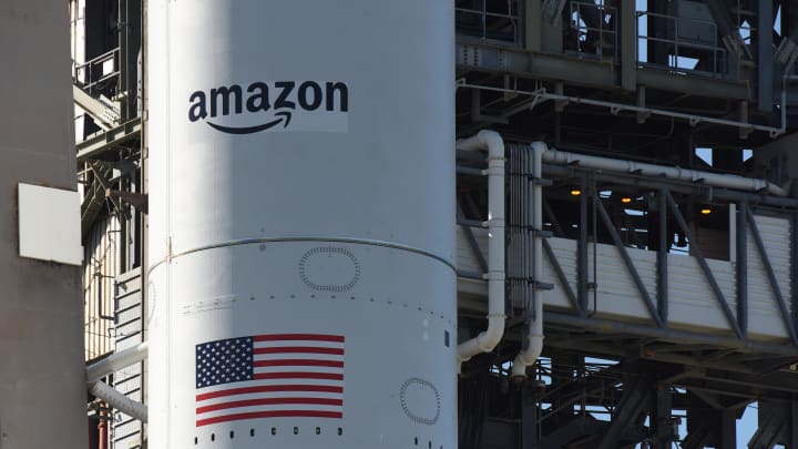 O foguete Atlas V da United Launch Alliance, carregando os dois primeiros satélites de demonstração para a constelação de internet banda larga Project Kuiper da Amazon, está pronto para o lançamento na plataforma 41 da Cape Canaveral Space Force Station em 5 de outubro de 2023, em Cape Canaveral, Flórida, Estados Unidos. (Foto: Paul Hennessey | Anadolu Agency | Getty Images)