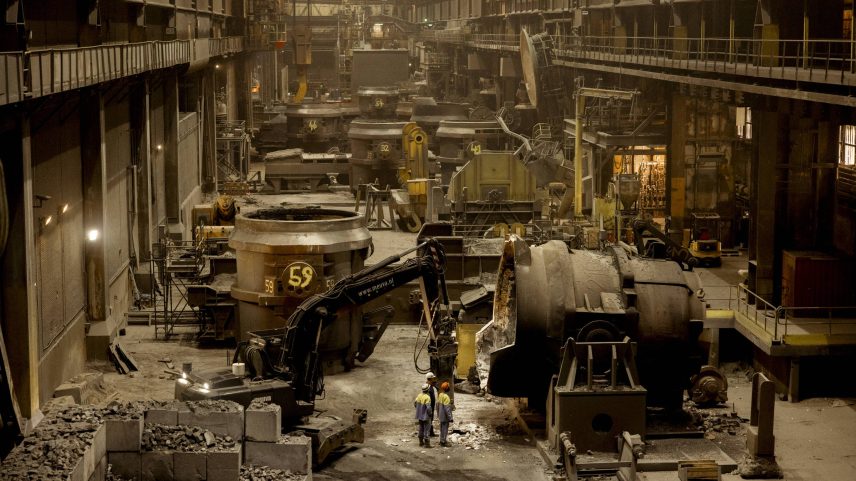 O salão de usina da Tata Steel em Ijmuiden, Holanda - Desiré van den Berg - 25.jun.2025 (Foto: The New York Times)