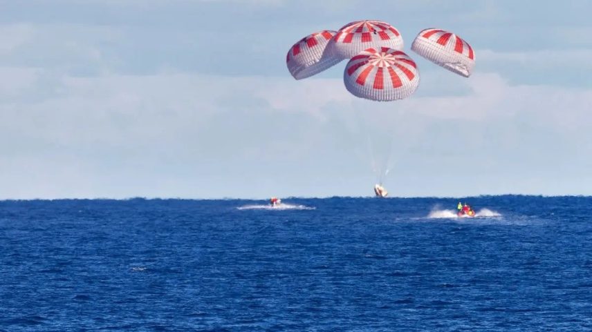 Técnica de pouso 'splashdown' permite que a cápsula pouse no oceano, desacelerada por paraquedas e apoiada por dispositivos de flutuação (Foto: Divulgação / Nasa)