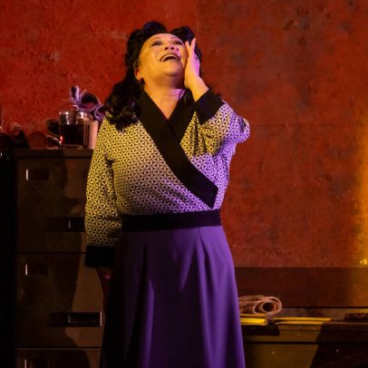 Falta conexão entre as óperas de Puccini e Strauss em nova montagem teatral