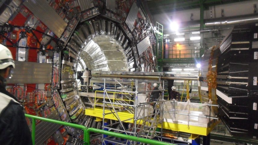 Solenoide de Múon Compacto, um dos detectores de partículas construídos no Grande Colisor de Hádrons, com foco em colidir feixes de prótons para gerar múons (Foto: Wikimedia Commons)