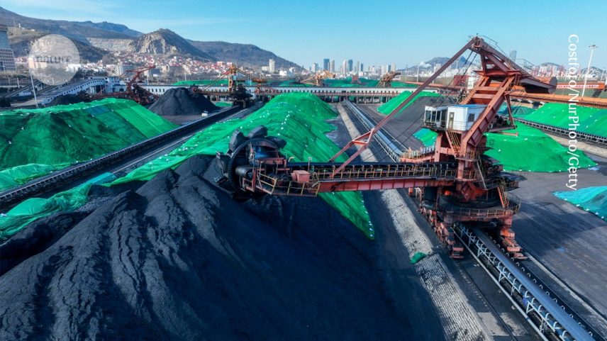 Uma pilha de carvão na província de Jiangsu, na China. (Foto: Costfoto/NurPhoto/Getty)