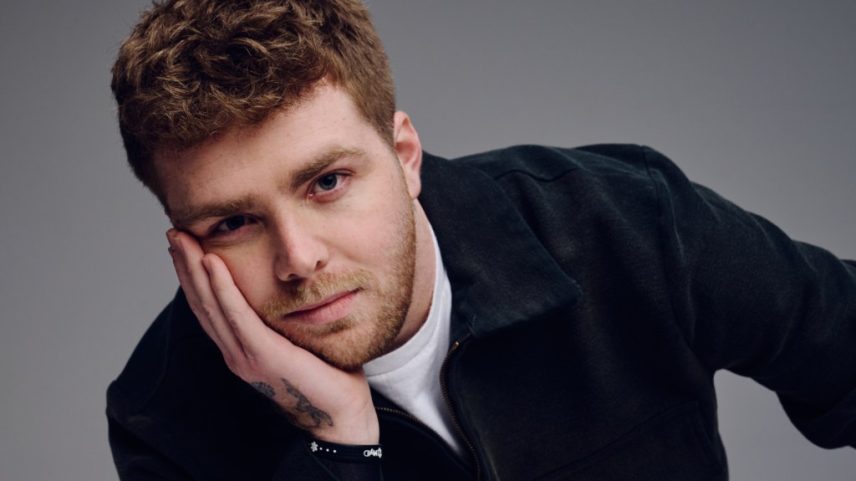 Alex Warren’s “Ordinary” domina a parada Hot 100, Drake estreia em No. 2 e HUNTR/X, de “KPop Demon Hunters”, salta para o top 10. (Foto: Reprodução)